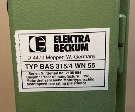 Typenschild einer Elektra Beckum BAS 315 WN Bandsäge mit Versionsnummer 2106 584. Das Baujahr wurde per Hand ergänzt und oft vergessen.