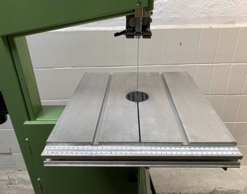 Der erste einteilige Aluminium Sägetisch von vorne mit der neuen Art Führungsprofil für den Parallelanschlag