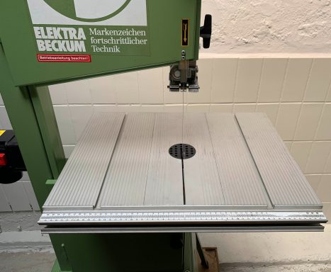 Der dreiteilige Aluminium Sägetisch von vorne mit Führungsprofil für den Parallelanschlag. So blieb der Sägetisch bis zum Schluss