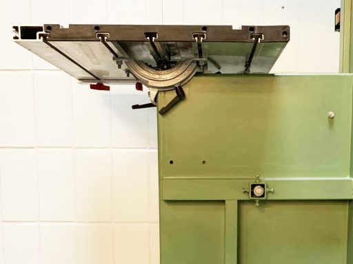 Ansicht unter den Sägetisch der BAS 450 von 1988 mit der alten Tischverstellung und dem einteiligen Aluminium Strangguss Tisch