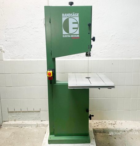Eine Elektra Beckum BAS 450 DNB Bandsäge von Baujahr 1992 mit Aluminium Tisch 3-telig und neuer Tischverstellung