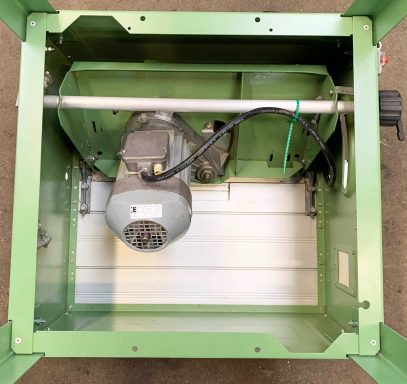 Die Elektra Beckum PK 250 4200 DNB Tischkreissäge von unten fotografiert mit 4,2 kW Motor und Federkraftbremse