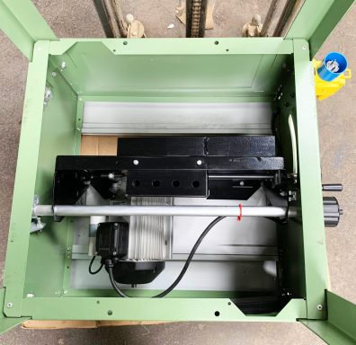 Das Schutzblech in schwarz 1998 der Elektra Beckum PK 255. Die Schmierung und Nachstellung der Riemenspannung wird erschwert.