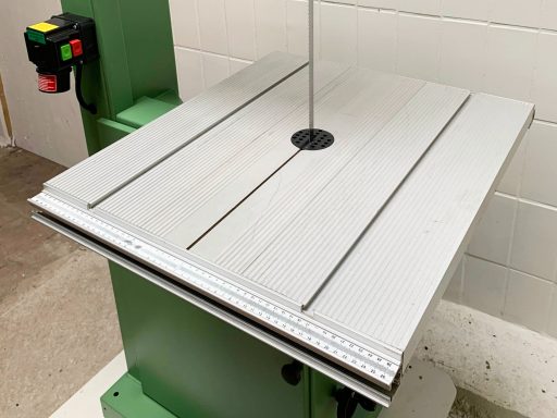 Der dreiteilige Aluminium Sägetisch von 1992 mit Führungsprofil für den Parallelanschlag. So blieb der Sägetisch auch bei der BAS 500