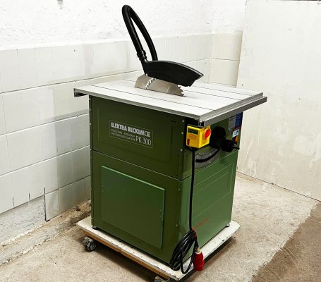 Eine Elektra Beckum PK 300 von Baujahr 1996 mit Absaugschlauch hoch zur Spanhaube