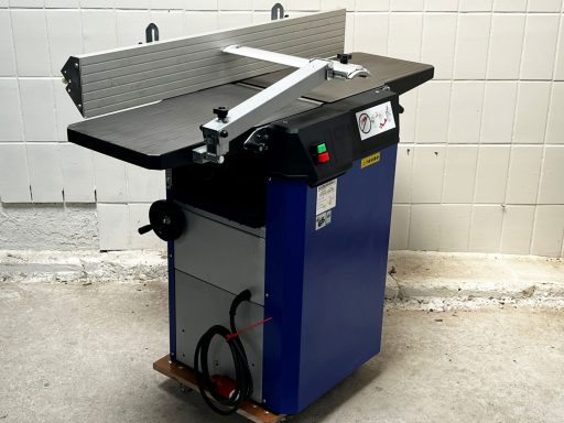 Elektra Beckum HC 333 von der Bedienerseite her mit Blick auf die Höhenverstellung des Dickentisch, Abrichtanschlag und Messerschutz