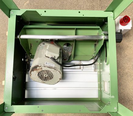 Die Elektra Beckum PK 250 Tischkreissäge von unten fotografiert mit großem 6 kW Motor