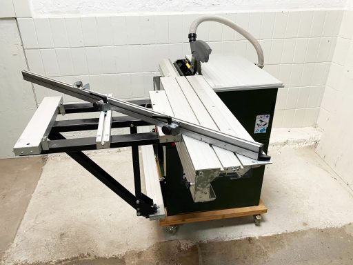 Der Querwagen von vorn als optionales Zubehör zur Elektra Beckum PKF 255, hier an einem 950 mm Formatschlitten montiert