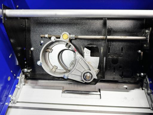 Einbauort vom Motor für das Vorritz-Sägeblatt. Links daneben Getriebe und Einbauort vom Hauptmotor