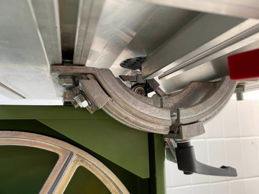 Die zweite Ausführung der Tischverstellung mit installiertem  einteiligem Alu-Profiltisch der Elektra Beckum BAS 315 Bandsäge