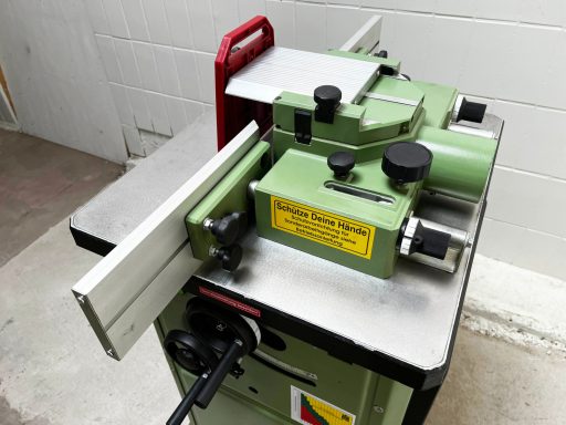 Fräskasten der TF 900 in der Ansicht der Einstellmöglichkeiten Frässpindeltiefe, Skala und Feineinstellung der Anschlaglineale