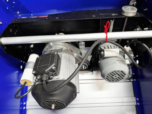 Der Hauptmotor links und der Vorritz-Motor rechts in der Elektra Beckum PKF 255 V8 eingebaut. Oben rechts Einstellung der Höhe vom Vorritzer