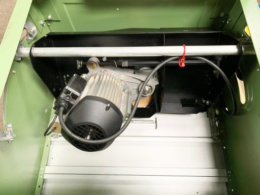 Elektra Beckum PK 255 von 1998 mit Ansicht von unten auf den Motor, Getriebe, Zugspindel und Zugbolzen. Der Schwenkkasten ist jetzt schwarz.