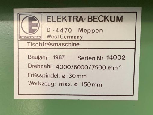 Typenschild einer Tischfräsmaschine Baujahr 1987 mit der Serien- bzw. Versionsnummer 14.002. Die Modellbezeichnung TF 100 M fehlte