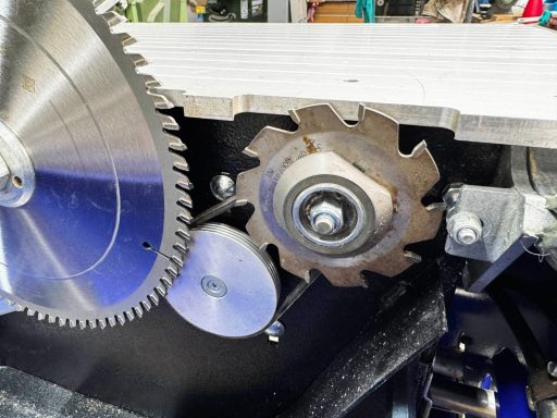 Hauptsägeblatt der Elektra Beckum PKF 255 V8 mit dahinter liegendem Antrieb und davor sitzendem Vorritz-Sägeblatt.