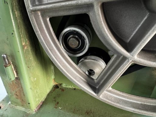 Keilriemenscheibe am Motor und Umlenkrolle als Spannrolle bei der ersten Baureihe Elektra Beckum BAS 315 Bandsäge von Baujahr 1983