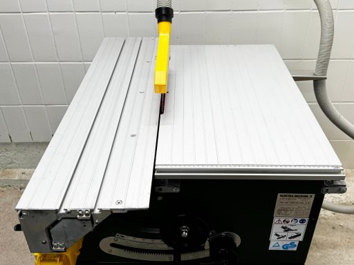 Ansicht auf den Sägetisch rechts vom Sägeblatt und den 950 mm Formatschlitten der Elektra Beckum PKF 255