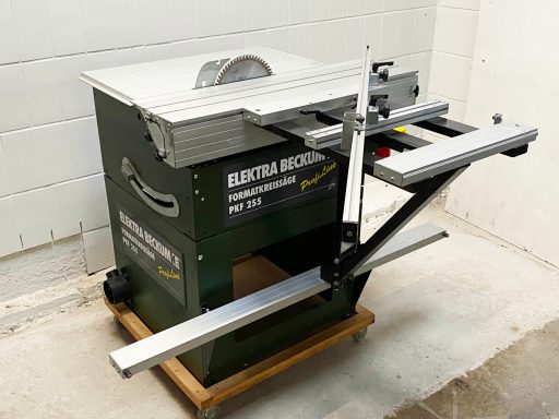 Der Querwagen von hinten als optionales Zubehör zur Elektra Beckum PKF 255, hier an einem 950 mm Formatschlitten montiert