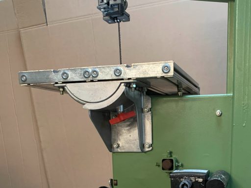 Die neue und endgültige Ausführung der Tischverstellung mit installiertem  einteiligem Alu-Profiltisch der Elektra Beckum BAS 315 Bandsäge