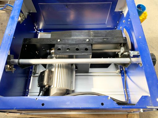 Das Schutzblech in schwarz BJ 2000 der Elektra Beckum PK 255. Die Schmierung und Nachstellung der Riemenspannung wird erschwert.
