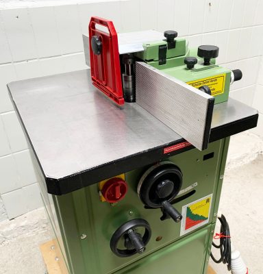 Frästisch und Fräskasten der TF 900 in der Ansicht der Anwendung mit Druckfeder als Handschutz und Werkstückführung
