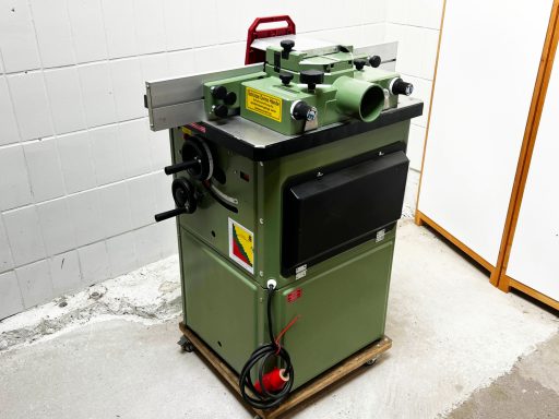 Die TF 900 Tischfräsmaschine von hinten mit Blick auf den Maschinendeckel