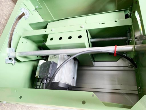 Das neue Schutzblech in resedagrün 1997 der Elektra Beckum PK 255. Die Schmierung und Nachstellung der Riemenspannung wird erschwert.