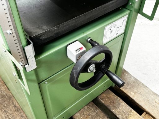 Die Digitalanzeige und Arretierung der Höhenverstellung bei der Elektra Beckum HC 410