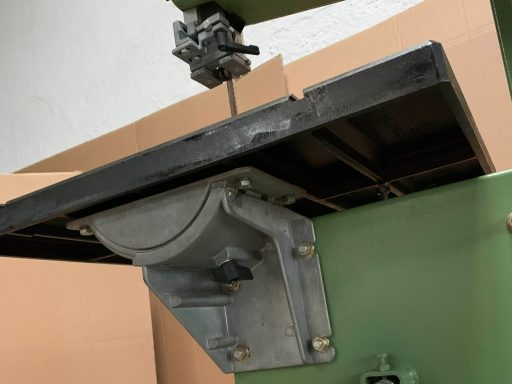 Die neue und endgültige Ausführung der Tischverstellung mit installiertem  Grauguss Sägetisch der Elektra Beckum BAS 315 GWN Bandsäge
