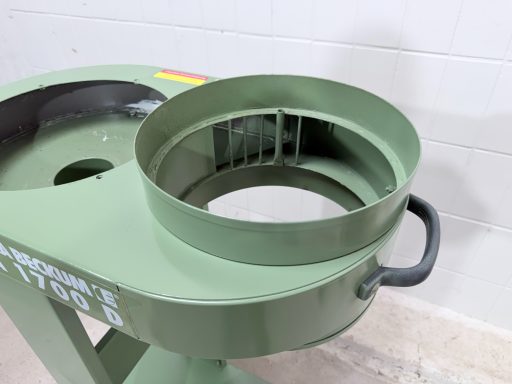 Offenes Gehäuse der Elektra Beckum SPA 1700 Späne Absaugung mit vergittertem Luftausgang zum Filter- und Spänesack hin