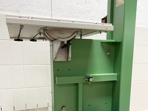 Ansicht unter den Sägetisch der BAS 450 von 1992 mit der neuen Tischverstellung und dem dreiteiligen Aluminium Sägetisch
