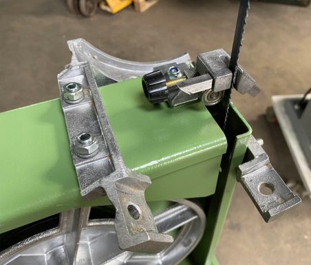 Die zweite Ausführung der Tischverstellung mit Führungen vor und hinter dem Gehäuse der Elektra Beckum BAS 315 Bandsäge