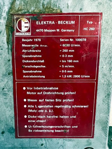 Rotes Typenschild einer Elektra Beckum HC 260 Hobelmaschine von Baujahr 1978 auf blankem Aluminium